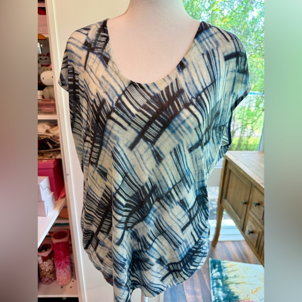 Nic + Zoe Blue White Print Linen Blend Top M Asymmetrical Hem Lightweight